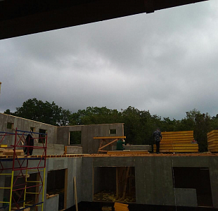 Строительство гостиницы из СИП панелей в Краснодарском крае (поселок Бетта). Возведение стен второго этажа